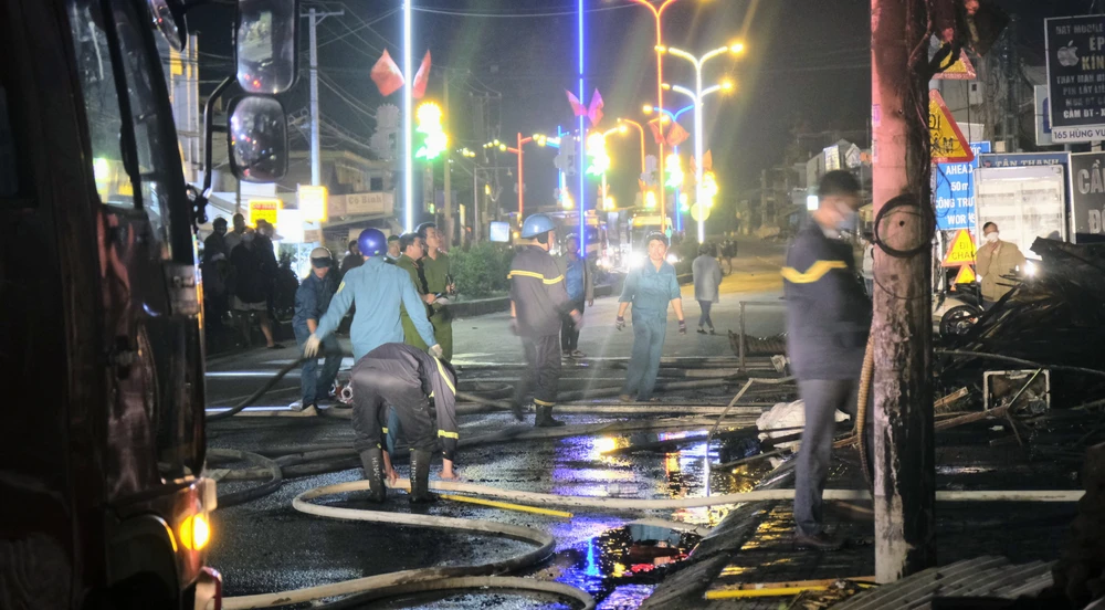 Lực lượng PCCC tập trung khống chế đám cháy. Ảnh: ĐT.