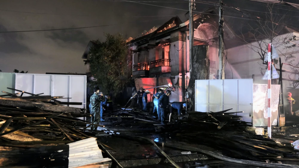 Đám cháy đã được khống chế sau hơn một giờ. Ảnh: ĐT.