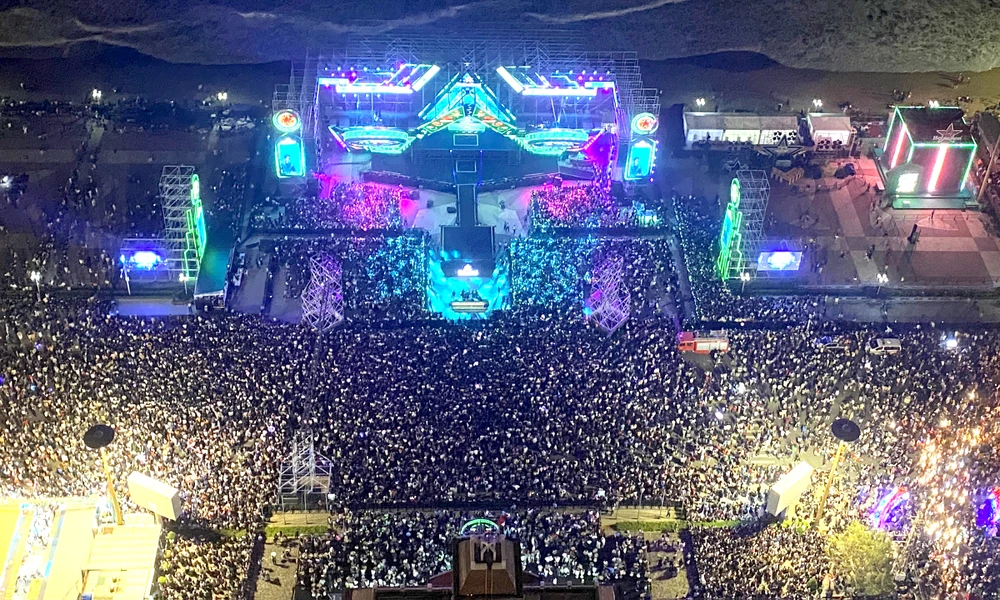 Người dân, du khách đổ về đây để tham dự chương trình đón năm mới 2023. Ảnh: CV