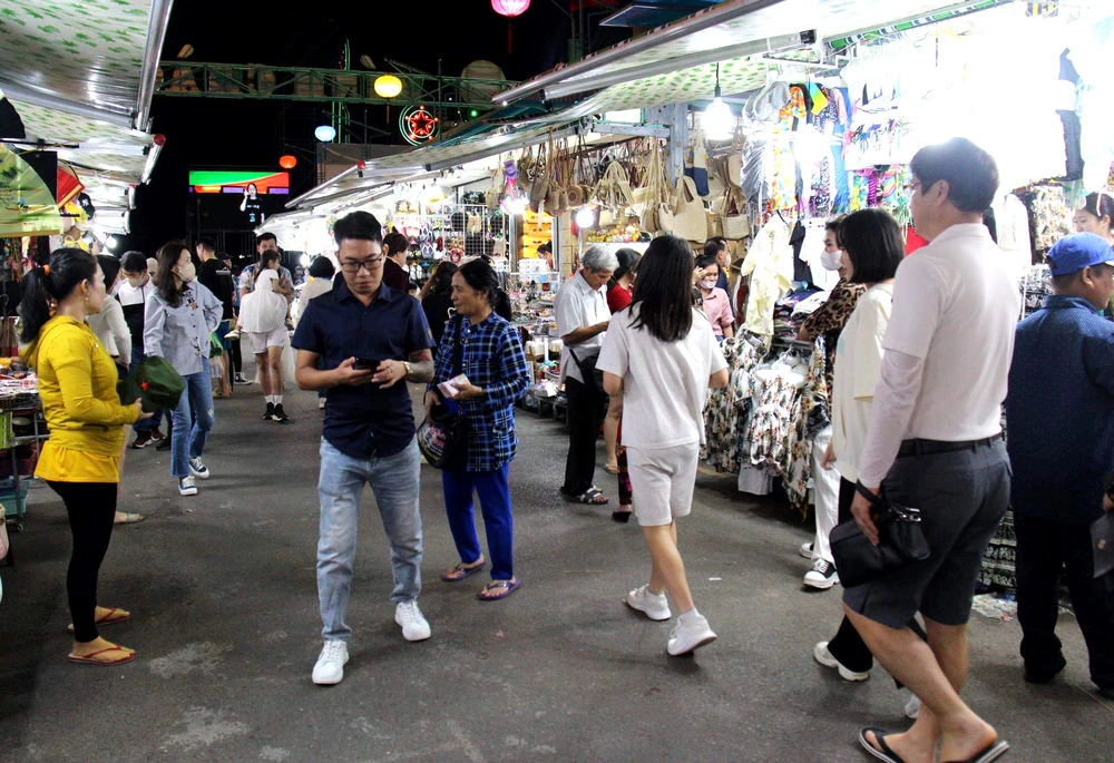 Du khách tham quan chợ đêm trên đường Nguyễn Thi.