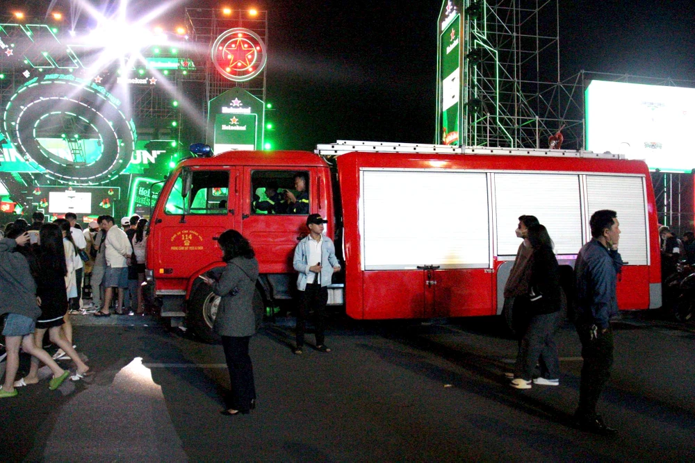 Lực lượng chức năng làm nhiệm vụ bảo vệ chương trình. Ảnh: CHU VÂN