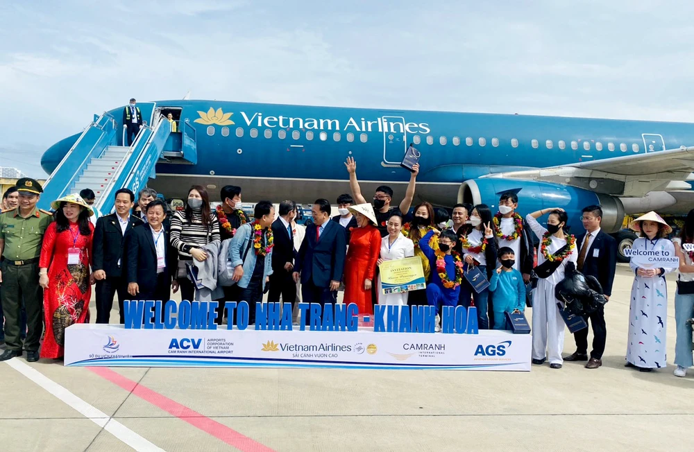 Lãnh đạo tỉnh Khánh Hòa tặng hoa cho du khách. Ảnh: VIỆT TRƯỜNG.