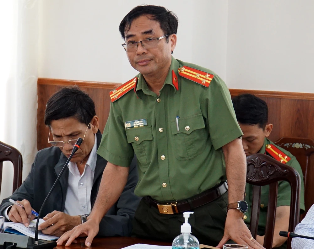 Thượng tá Lê Văn Bảo thông tin tại cuộc họp báo. Ảnh: HH