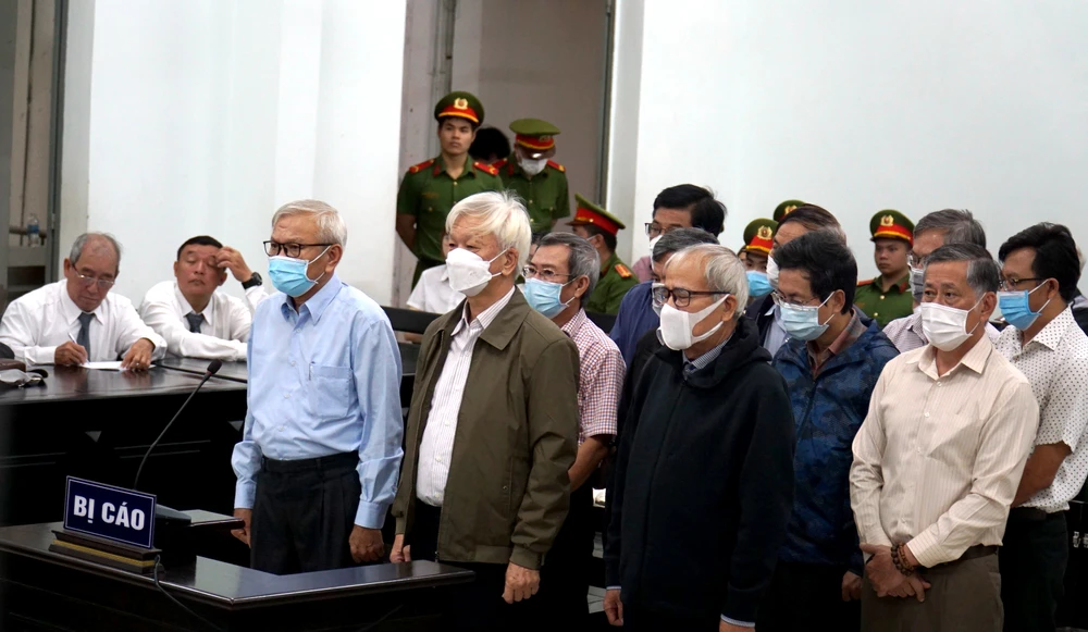 13 bị cáo là cựu lãnh đạo UBND tỉnh và sở ngành ở Khánh Hòa lãnh án vì giao đất vàng không qua đấu giá. Ảnh: H.H