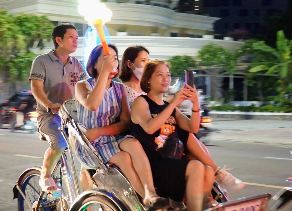 Tiểu thương, xích lô là những người được lấy làm trọng tâm của dự án. Ảnh: HH