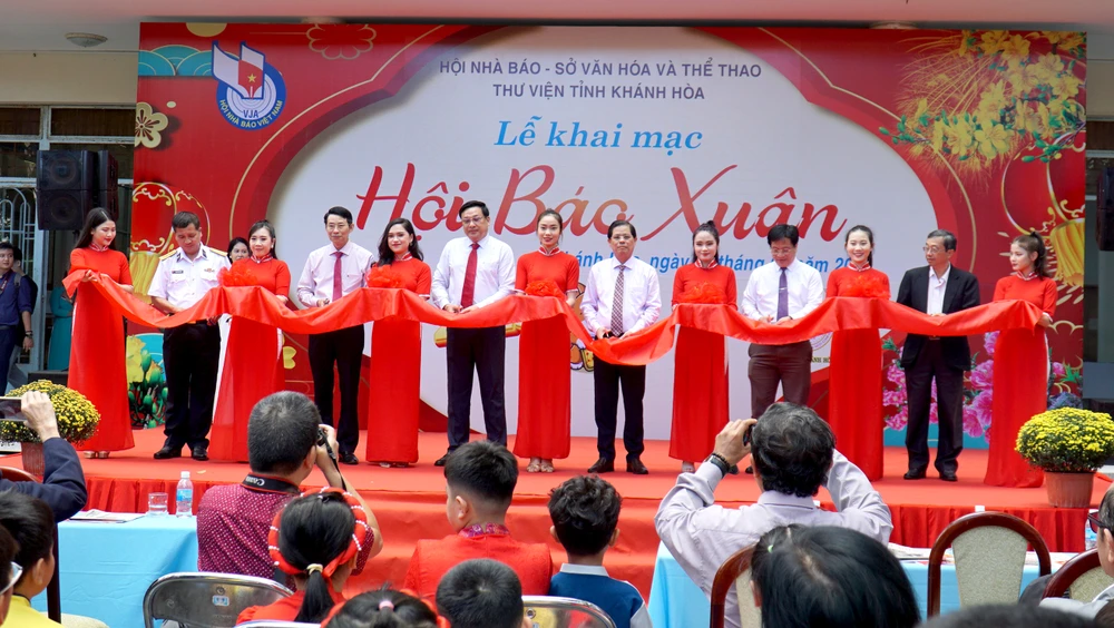 khai mạc hội báo xuân khánh hòa 6