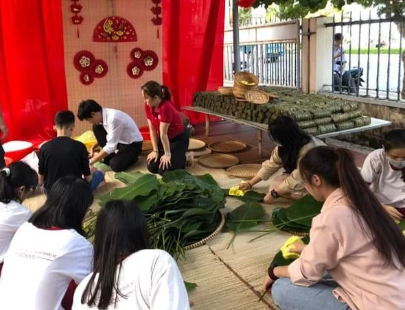 Chương trình gói bánh chưng tặng cho các mái ấm tình thương. Ảnh: CHU VÂN.