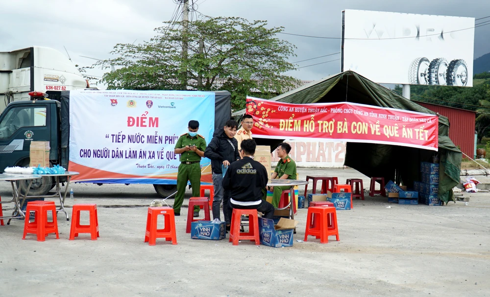 Công an Ninh Thuận bố trí bàn ghế tại điểm hỗ trợ cho người dân nghỉ ngơi. Ảnh: HH
