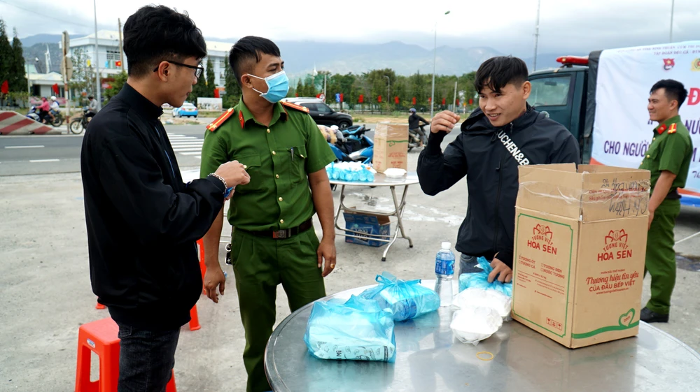 Các chiến sĩ công an dặn dò người dân chấp hành Luật Giao thông để đảm bảo an toàn. Ảnh: HH