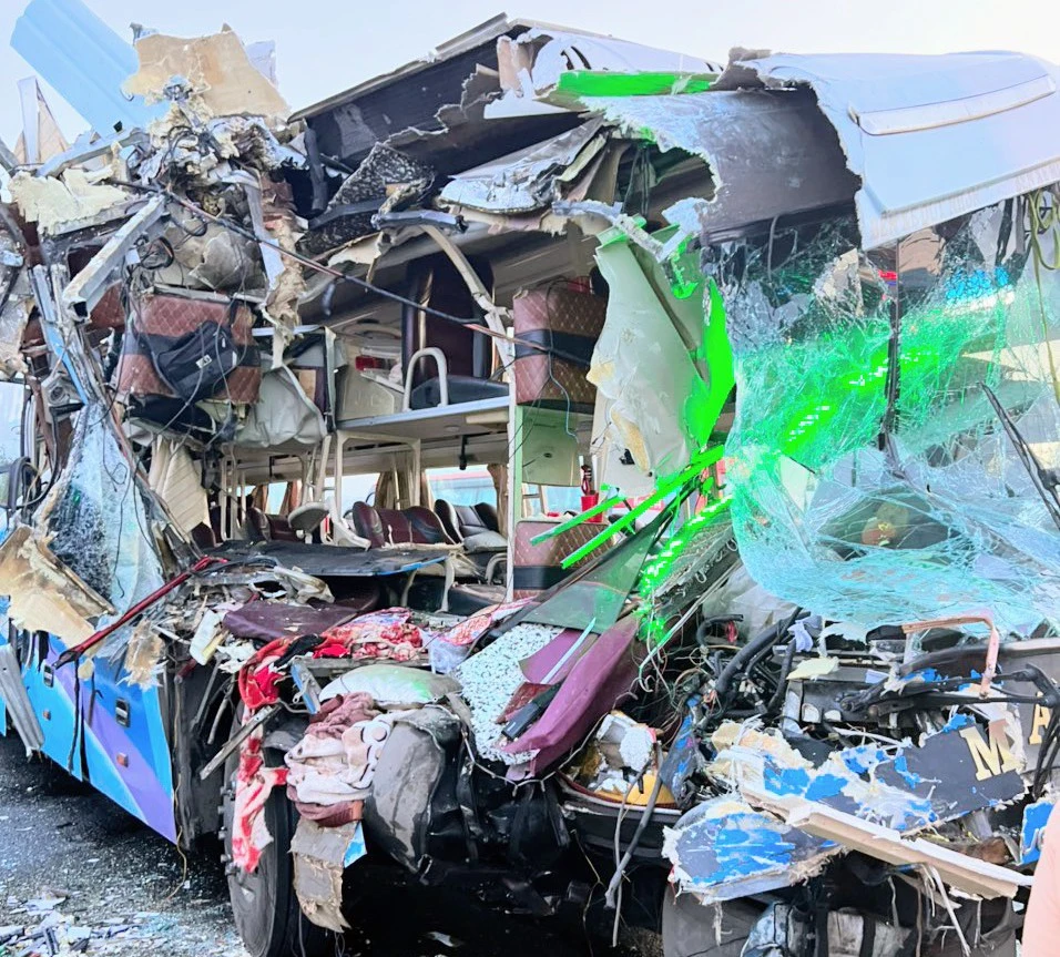 Hai hành khách tử vong tại chỗ. Ảnh: NÚI XANH.