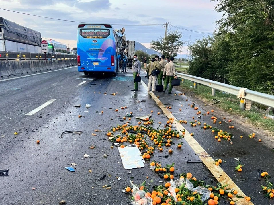 Công an đang khám nghiệm hiện trường vụ tai nạn. Ảnh: NÚI XANH.
