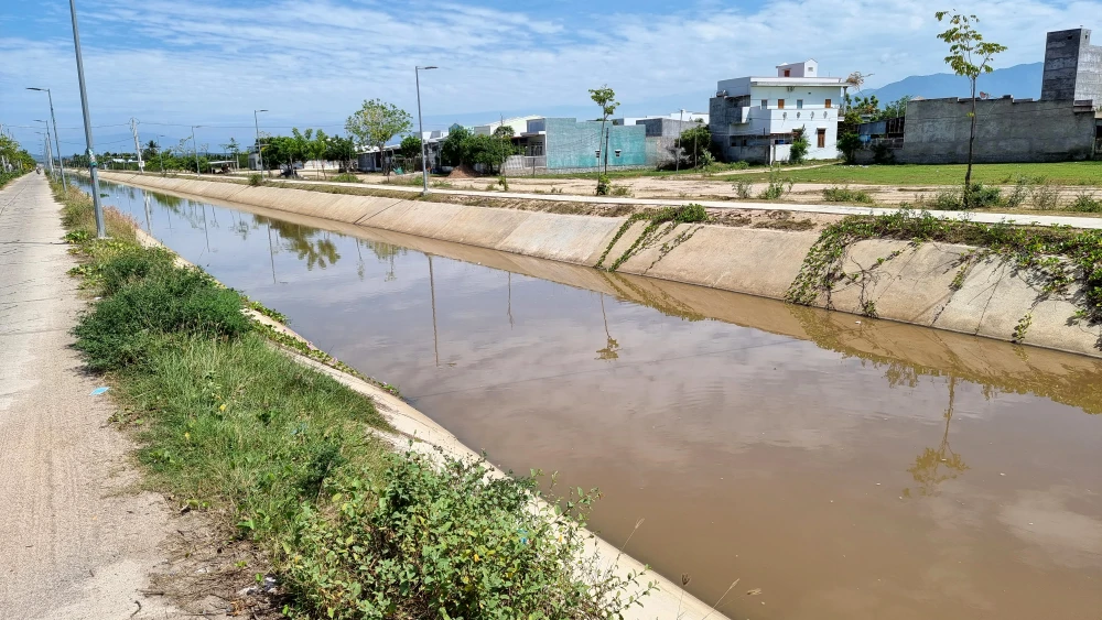 Theo ông Xưng, hiện nay trên địa bàn tỉnh Ninh Thuận có 22 hồ chứa nước với tổng dung tích thiết kế là 414 triệu m3 nước, 30 trạm bơm điện, bốn hệ thống đập dâng lấy nước trên Sông Cái, một số đập thời vụ với tổng chiều dài kênh mương quản lý gần 1.000 km.
