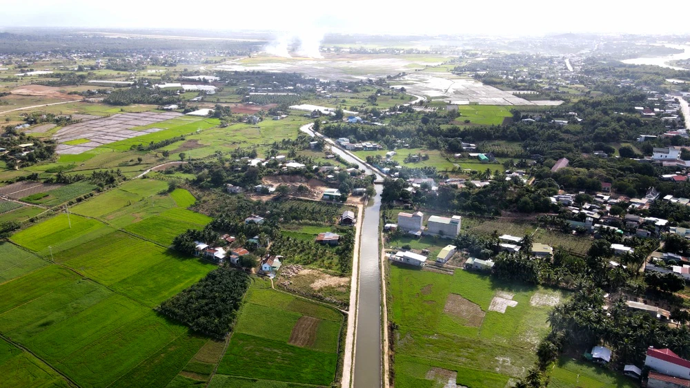 Ông Nguyễn Văn Xưng, Chủ tịch Công ty TNHH MTV khai thác công trình thủy lợi tỉnh Ninh Thuận, chia sẻ nông nghiệp được xác định luôn là bệ đỡ khi nền kinh tế gặp khó khăn. Vì vậy, lãnh đạo tỉnh Ninh Thuận qua các thời kỳ xác định thủy lợi chính là mấu chốt để sản xuất nông nghiệp và là động lực phát triển của địa phương.