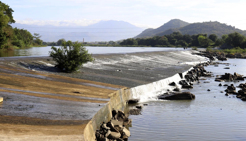 Năm 1992, tỉnh Ninh Thuận tái lập trong điều kiện kinh tế cực kỳ khó khăn, nhiều thách thức. Ngành nông nghiệp nghèo nàn và lạc hậu nhất nước về cả quy mô và trình độ phát triển, là tâm điểm của khô hạn. Thủy lợi chỉ có đập Nha Trinh và hệ thống kênh Chàm đã xuống cấp do trải qua gần ngàn năm. Ảnh đập Nha Trinh.