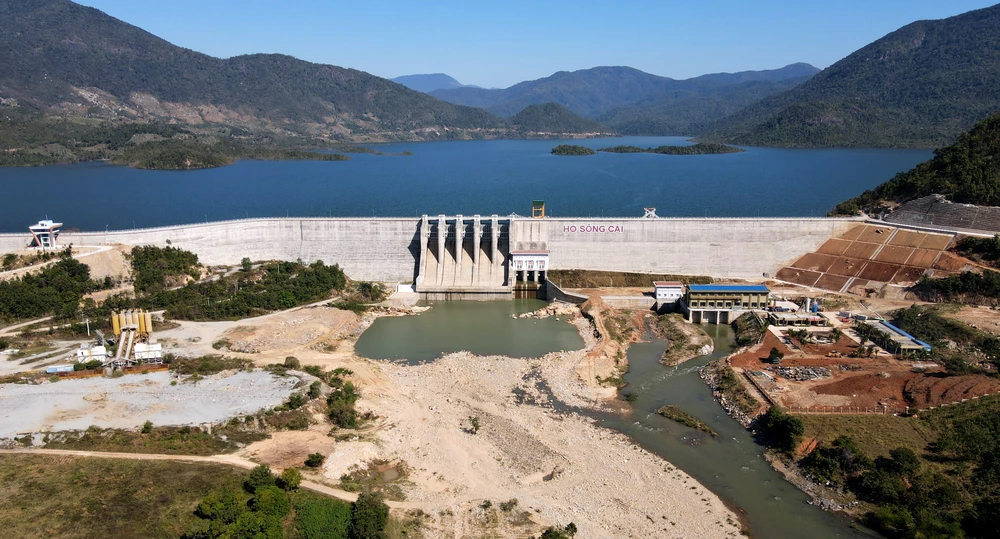 Năm 2020, hệ thống thủy lợi Tân Mỹ được đầu tư xây dựng với tổng mức đầu tư hơn 7.000 tỉ đồng. Đây được xem là hệ thống thủy lợi tiên tiến, hiện đại nhất Việt Nam, bao gồm hồ chứa nước Sông Cái có dung tích toàn bộ là 219 triệu m3 và hạng mục đập dâng Tân Mỹ với gần 30 km hệ thống đường ống thép dẫn nước có đường kính hơn 2 m.