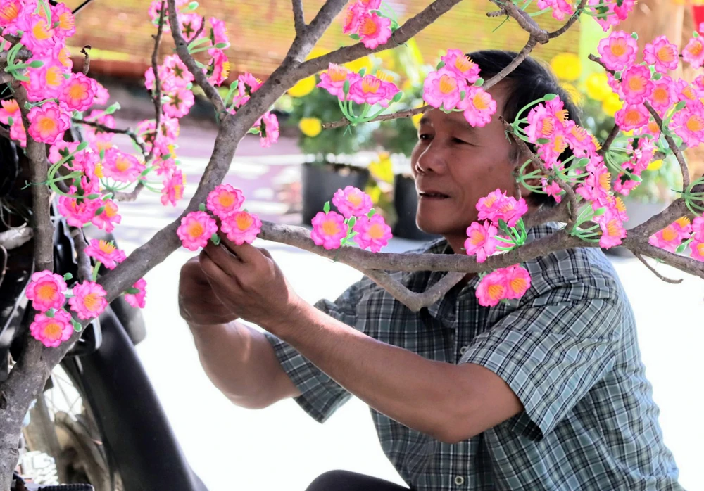 Ông Quý trang trí khu vườn thành những không gian tết truyền thống. Ảnh: NÚI XANH