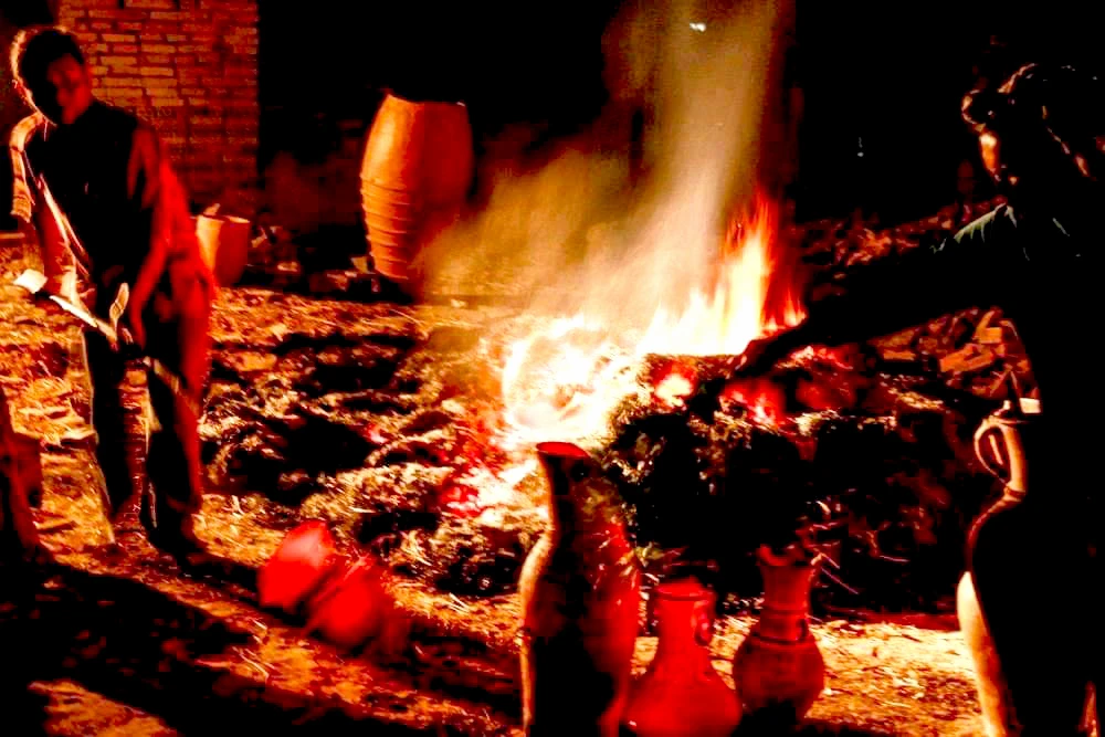 Gốm Bàu Trúc được nung lộ thiên từ 5-6 giờ. Gốm Bàu Trúc được nung lộ thiên từ 5-6 giờ.