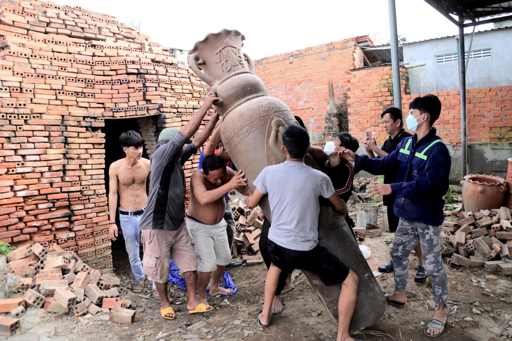 Gồm mỹ nghệ đã giúp khôi phục lại nghề làm gốm. Gồm mỹ nghệ đã giúp khôi phục lại nghề làm gốm.