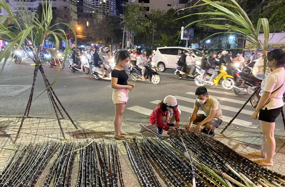 Hàng mía của ông Trường bán vào đêm giao thừa trên đường phố Nha Trang. Ảnh: CHU VÂN.