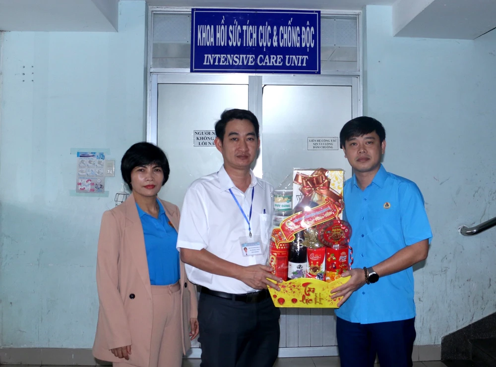 Ông Bùi Hoài Năm thăm và tặng quà cho các y bác sĩ và bệnh nhân. Ảnh: VÂN TRẦN.