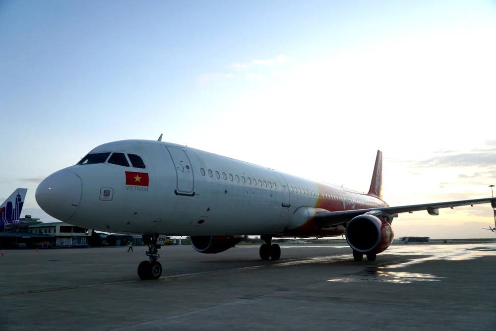 Chuyến bay VJ531 chở 214 du khách Trung Quốc đáp xuống sân bay Cam Ranh. Ảnh: TQ.