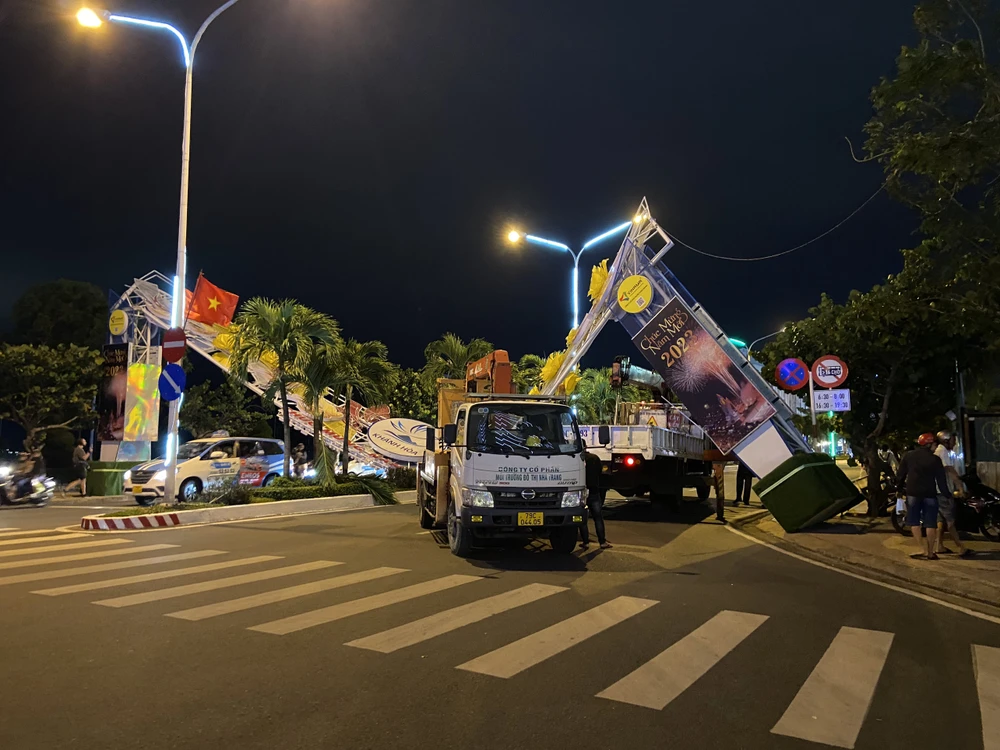 Cổng chào trên đường Trần Phú, TP Nha Trang bị gió xô gãy. Ảnh: TQ