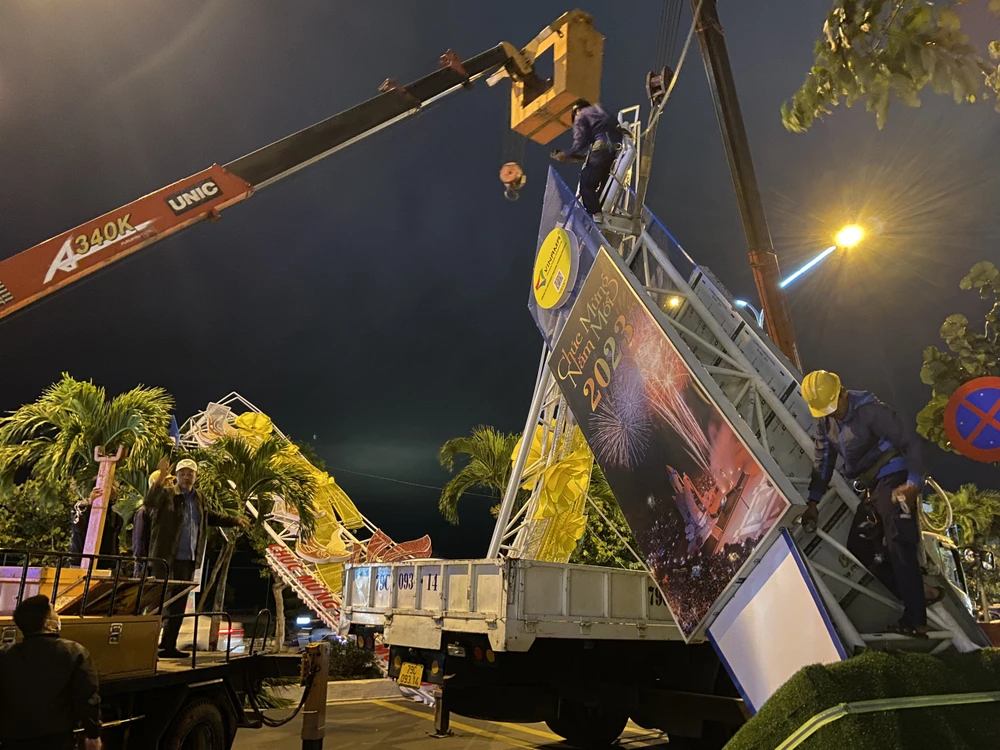 Lực lượng chức năng khắc phục sự cố. Ảnh; TQ.