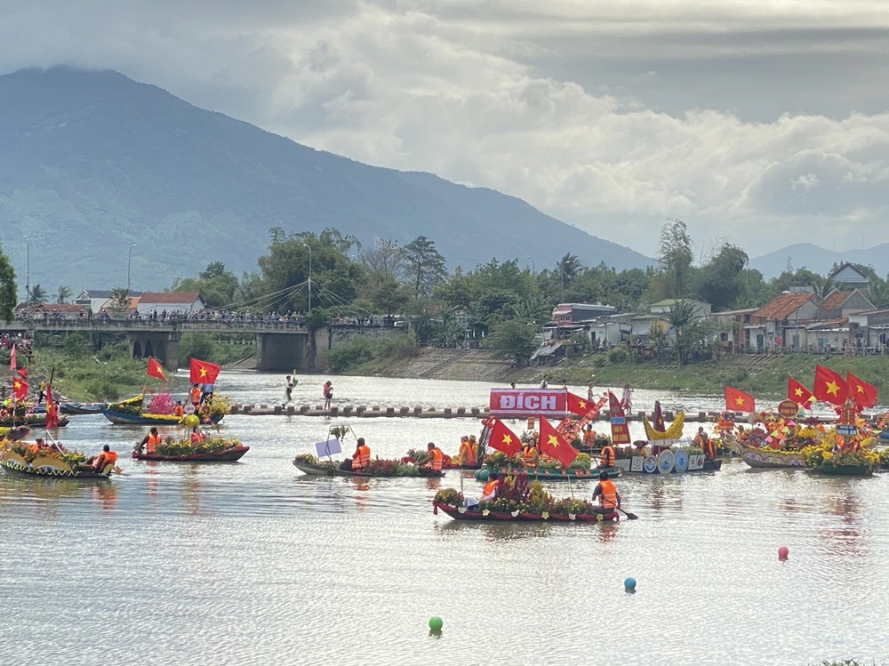 Mỗi chiếc thuyền hoa mang nét đặc trưng riêng của từng xã, phường. Ảnh: CHU VÂN.