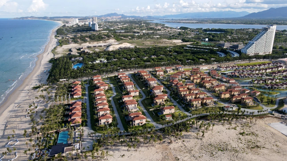 Khu du lịch Bắc bán đảo Cam Ranh là nơi tập trung các dự án căn hộ, biệt thự du lịch. Ảnh: H.H