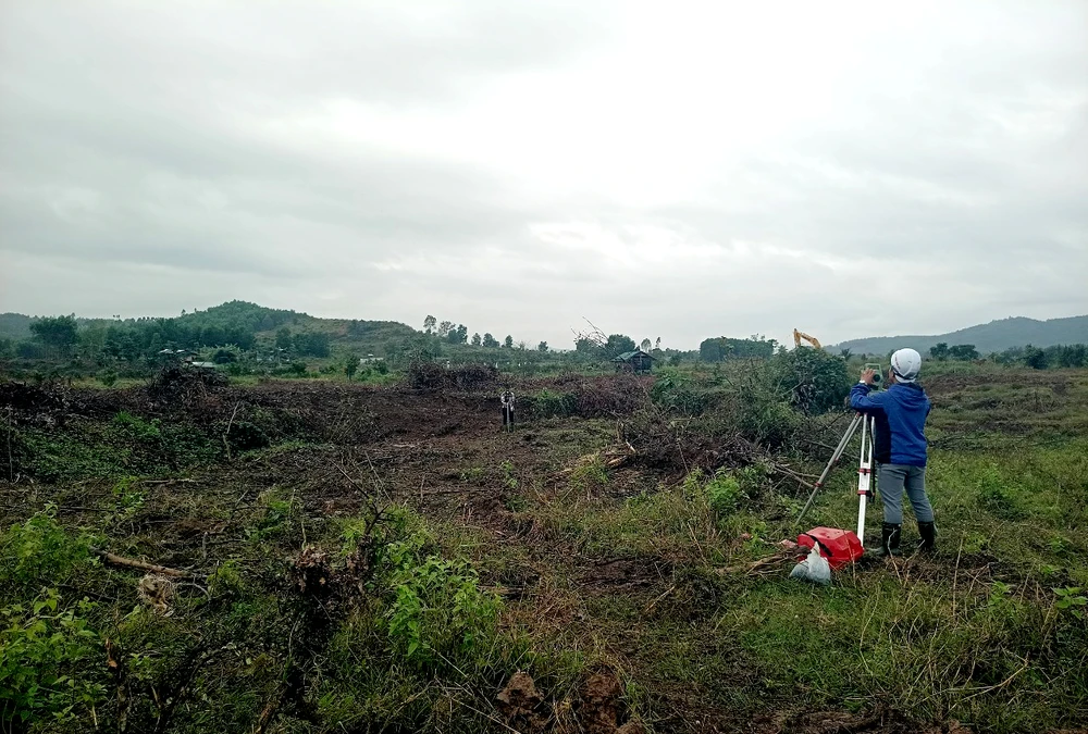 Đơn vị thi công đang triển khai dự án tại huyện Diên Khánh. Ảnh: HH.