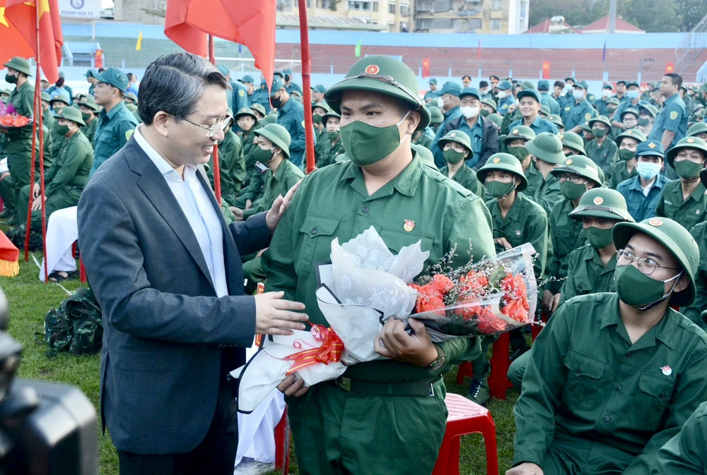 Bí thư Tỉnh ủy Khánh Hòa Nguyễn Hải Ninh tặng hoa cho các tân binh. Ảnh: CHU VÂN.