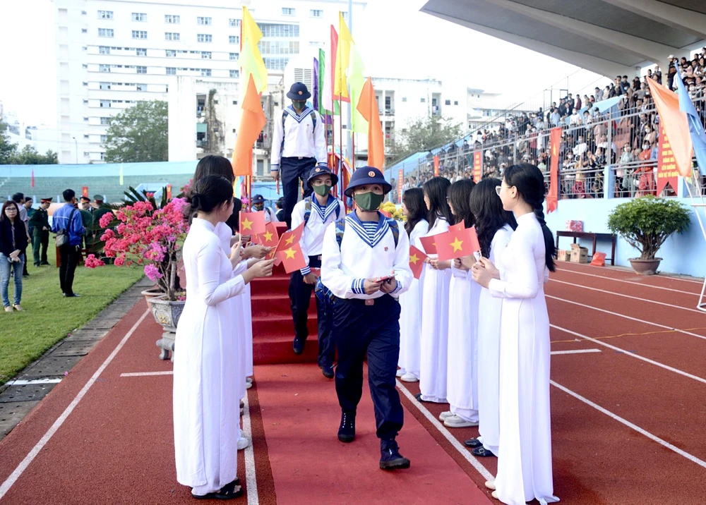 423 thanh niên ưu tú của TP Nha Trang lên đường nhập ngũ. Ảnh: CHU VÂN.