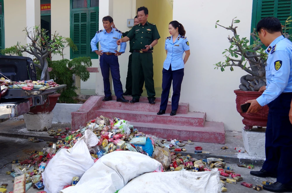 Lực lượng Biên phòng đã thu gom được hơn 15.000 gói thuốc lá trên bờ biển. Ảnh: LĨNH KIÊN.