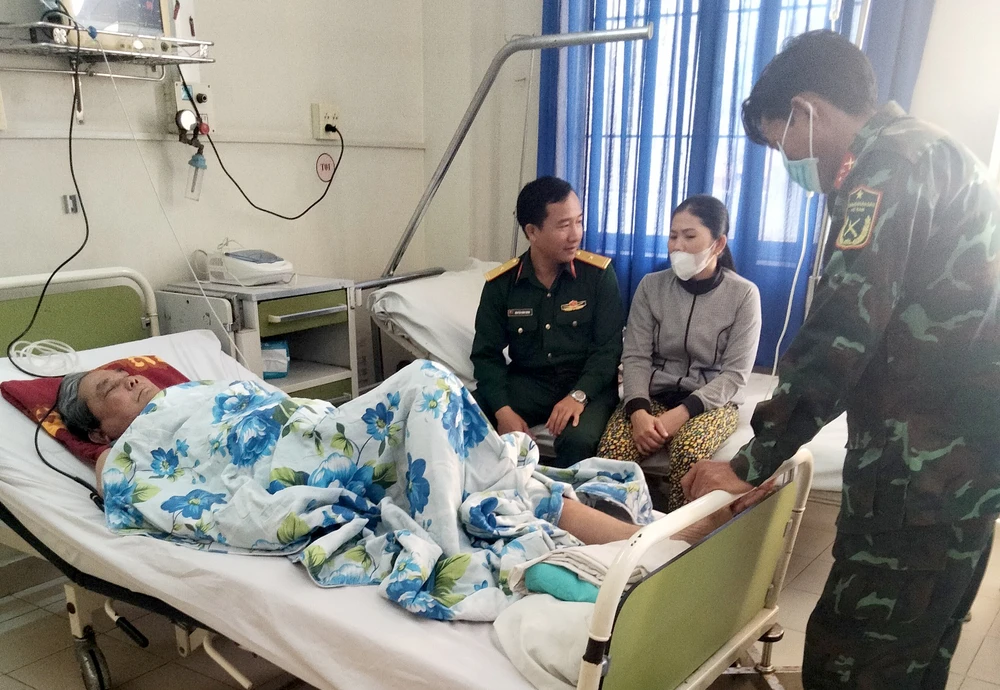 Lái xe cùng đại diện Quân khu 5 đã đến thăm hỏi nạn nhân. Ảnh: BCH. Lái xe cùng đại diện Quân khu 5 đã đến thăm hỏi nạn nhân. Ảnh: BCH.