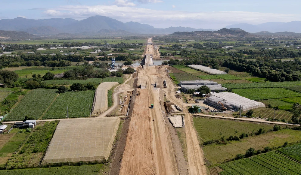 Táo bám bụi do thi công cao tốc Cam Lâm - Vĩnh Hảo