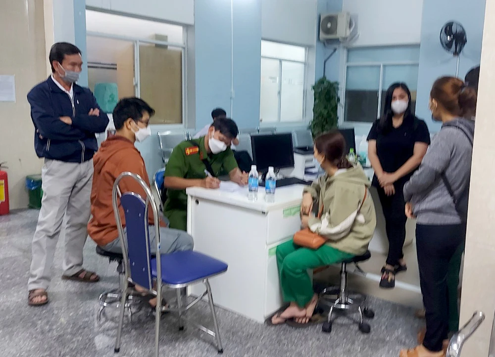 Công an làm việc với gia đình và nhà trường khi xảy ra vụ việc. Ảnh: NVCC