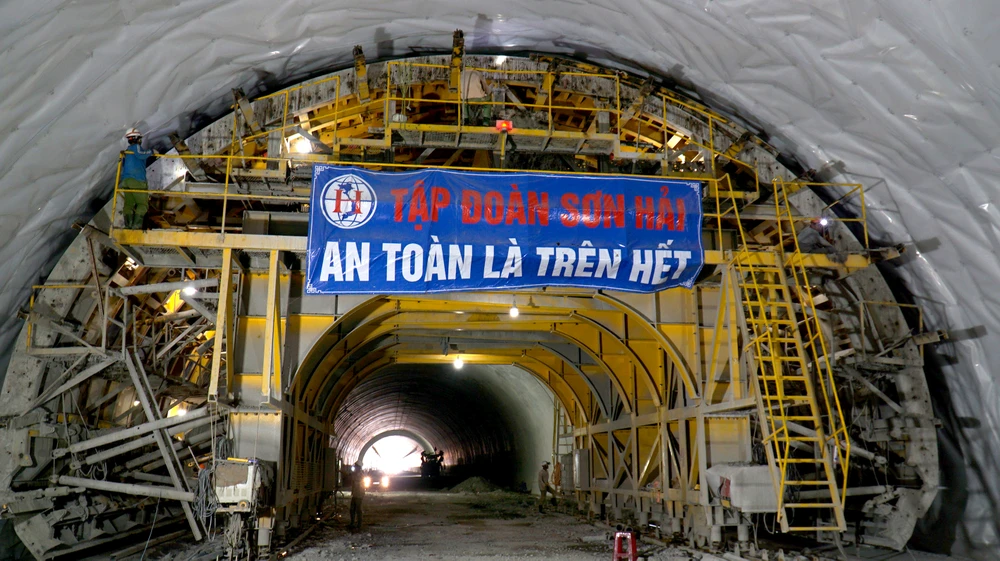 Các kỹ sư đang bê tông vỏ hầm bằng hệ thống ván khuôn hầm; đồng thời hoàn thiện hệ thống thoát nước ngoài hầm. 1.000 người ngày đêm hoàn thiện cao tốc Nha Trang - Cam Lâm