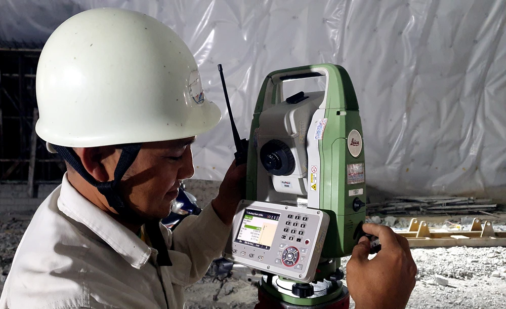 Kỹ sư Hoàng Trung Thông đang sử dụng máy chuyên dụng để cân chỉnh chính xác đổ bê tông vỏ hầm tuyến ống trái. 1.000 người ngày đêm hoàn thiện cao tốc Nha Trang - Cam Lâm