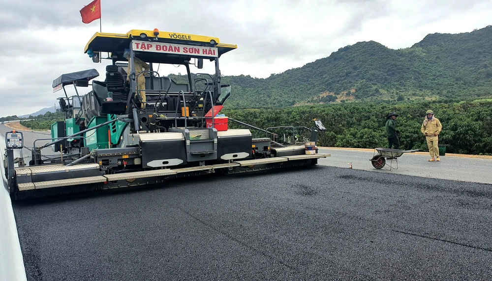 Đến nay, nhà thầu đã thảm nhựa được 40/49 km của dự án. 1.000 người ngày đêm hoàn thiện cao tốc Nha Trang - Cam Lâm