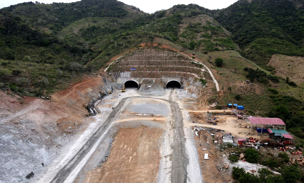 Hầm Dốc Sạn là một trong những hạng mục quan trọng của dự án. Hầm có hai ống dài 710 m và 775 m xuyên qua núi Dốc Sạn thuộc xã Cam Thịnh Đông, TP Cam Ranh với quy mô sáu làn xe. 1.000 người ngày đêm hoàn thiện cao tốc Nha Trang - Cam Lâm