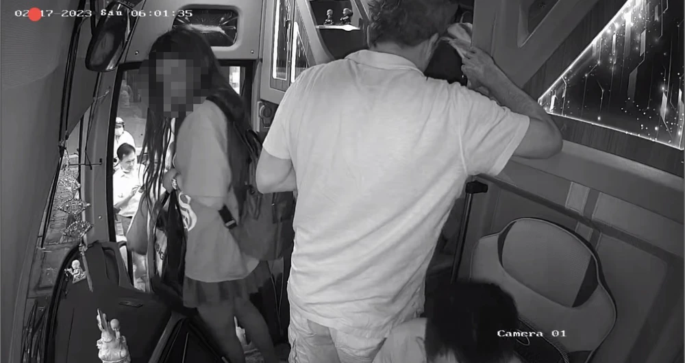 Nữ hành khách xuống xe sau khi tài xế Vũ bị đánh. Ảnh cắt từ clip.