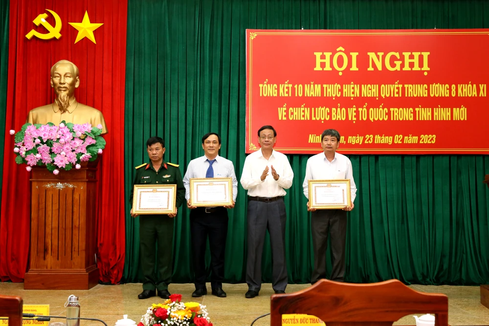 Ông Nguyễn Đức Thanh tặng bằng khen cho ba tập thể có thành tích xuất sắc. Ảnh: CT