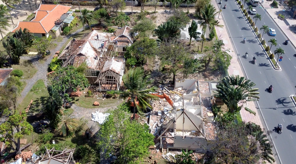 Khu vực này trước đây UBND tỉnh Khánh Hòa đã cho Công ty TNHH Sovico Khánh Hòa thuê để kinh doanh, phục vụ khách ở khu nghỉ mát Ana Mandara và Evason Ana Mandara. Resort này được xây dựng từ năm 1995.