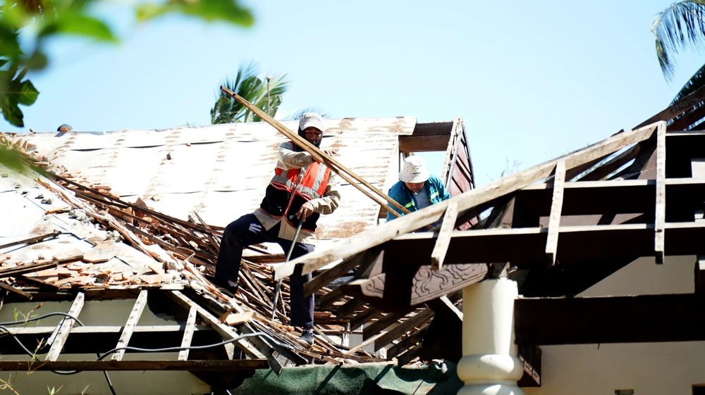 Việc tháo dỡ được các nhân viên tiến hành cẩn thận.