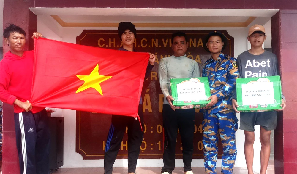 Ngư dân được hỗ trợ lương thực khi neo đậu tàu tại đảo Đá Đông. Ảnh: TUYÊN BỐN