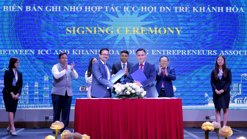 Ký kết ghi nhớ hợp tác giữa Hội doanh nghiệp trẻ với phía Ấn Độ. Ảnh: HH