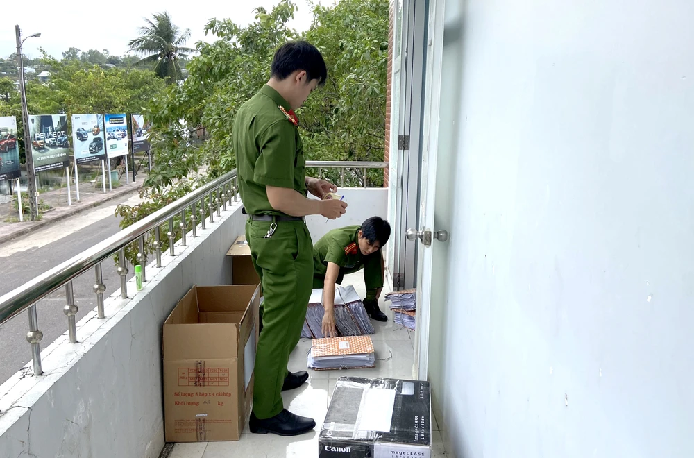 Công an thu giữ hồ sơ tại Trung tâm đăng kiểm xe cơ giới Khánh Hòa. Ảnh: TQ