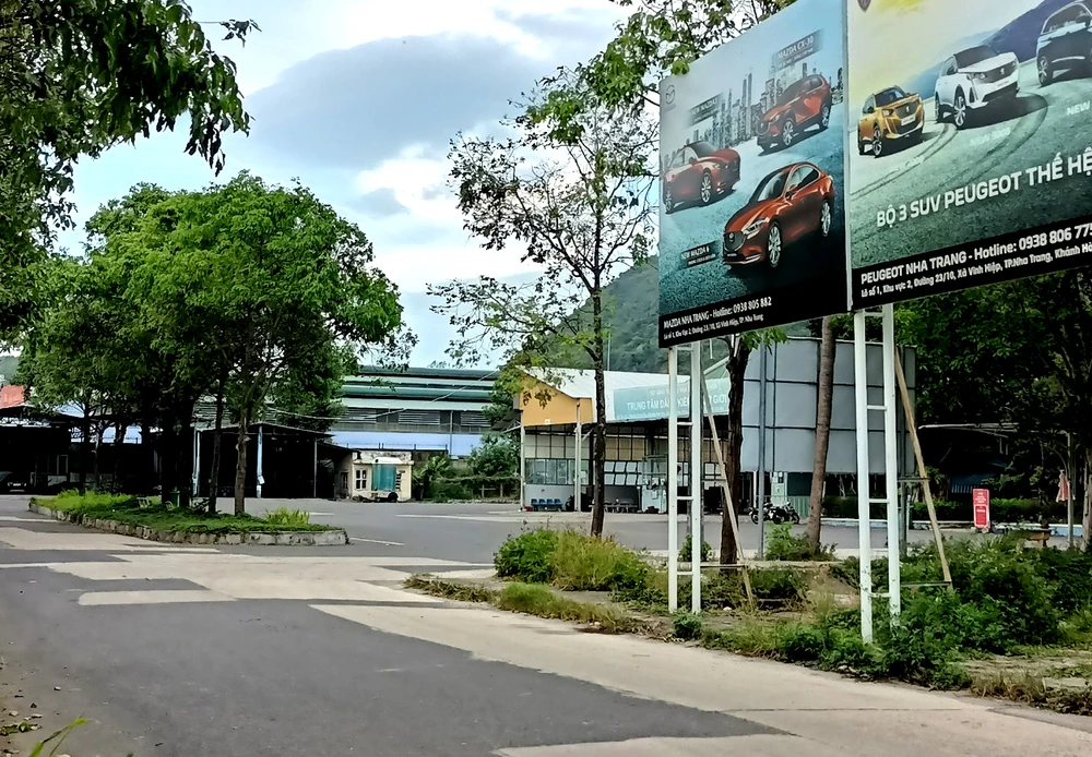 Lực lượng công an đang làm việc bên trong trung tâm đăng kiểm ở Khánh Hòa. Ảnh: HH