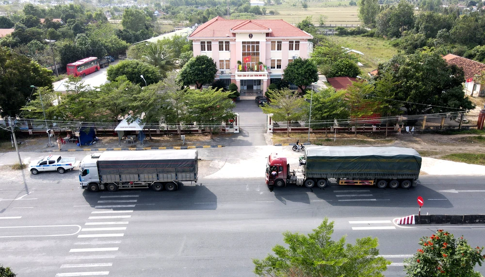 Trạm CSGT Ninh Hòa phát hiện một xe đầu kéo dùng đăng kiểm giả. Ảnh: HH