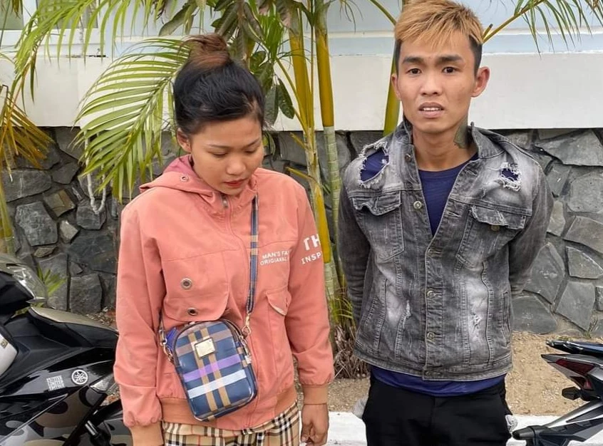 Cặp tình nhân Quân và Ý bị tạm giữ. Ảnh: CÔNG AN THUẬN BẮC Cặp tình nhân Quân và Ý bị tạm giữ. Ảnh: CÔNG AN THUẬN BẮC